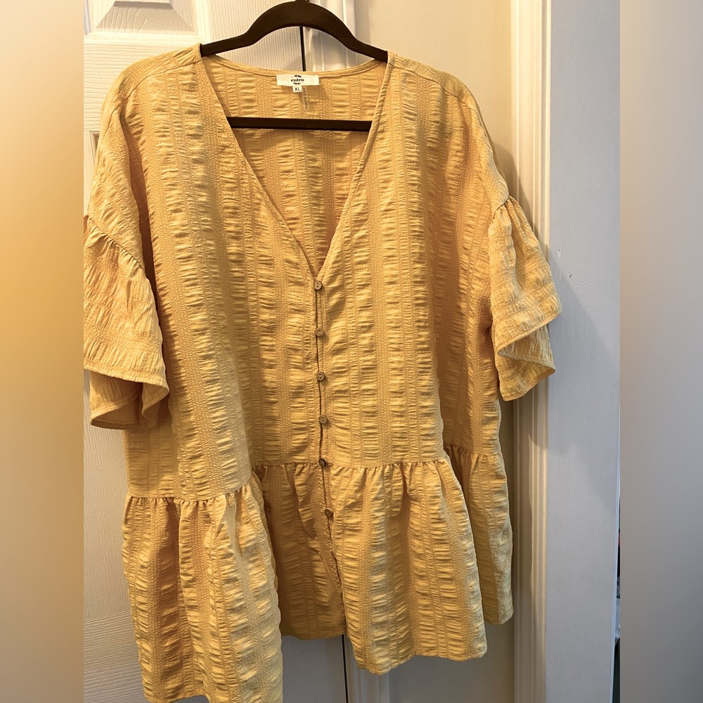 Yellow ruffle lightweight Entro top with buttons. XL, but fits like a 2x.